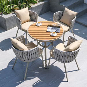 Set Tavolo e Sedie da Esterno in Plastica Effetto Legno con Telaio in Alluminio Impermeabile Antiruggine per Patio e Sala da Pranzo - Product Image 3