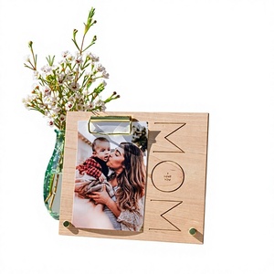 Cadre photo de table rustique en bois fait main, écologique, support d'affichage personnalisé pour portraits de famille dans le salon, la chambre ou le bureau - Product Image 1