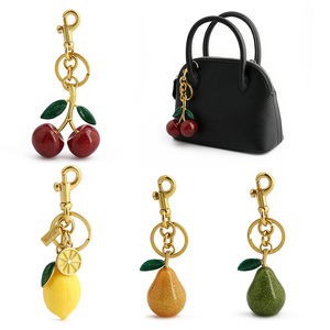 Chaveiro de Zinco Durável com Pingente de Frutas (Cereja, Pera, Maçã) para Mulheres, Acessório de Luxo e Moda para Bolsas, Decoração Fofa para Bolsas e Carteiras - Product Image 2