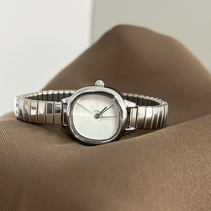 Montre rétro à bracelet élastique pour femme, style décontracté, bracelet en acier élastique, montre carrée extrêmement simple, vente en gros - Product Image 1