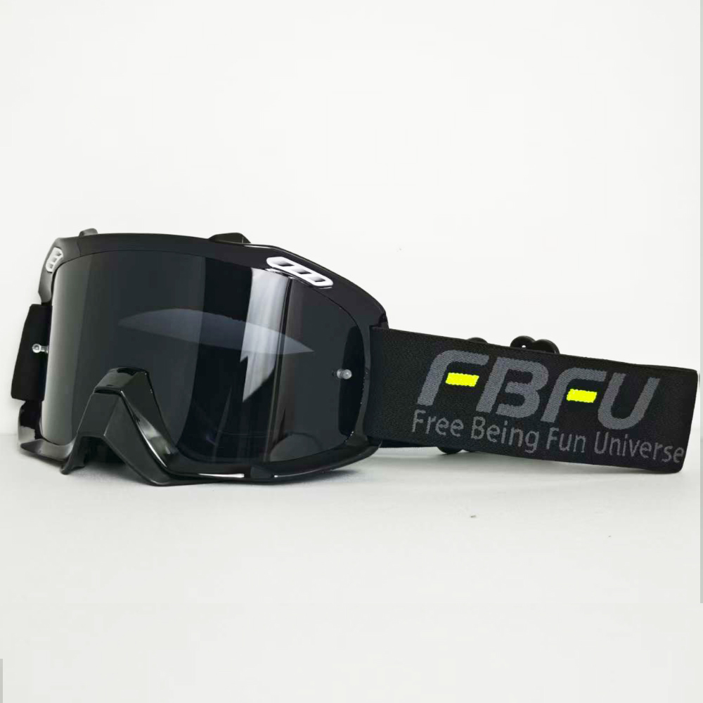 Gafas negras con montura negra.