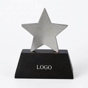 Trofeo Estrella con Logotipo Grabado, Modelo Metálico Fundido a Presión 575, Base de Madera Negra, Premio Promocional Duradero, Técnica de Fundición - Product Image 1