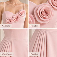 Mini-robe personnalisée pour femme, en tissu lisse, avec applique florale, jupe plissée sur le côté, bretelles spaghetti, taille ajustée, coupe trapèze