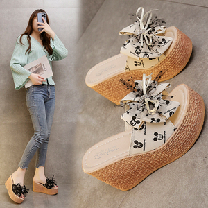 Nouvelles pantoufles compensées pour femmes, version coréenne, avec nœud papillon et fleur, talons hauts rehaussants, chaussures élégantes pour femmes - Product Image 1
