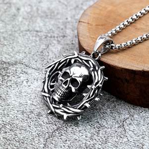 Colgante de calavera de acero inoxidable con corona de espinas, collar de estilo punk para hombre, joyería de moda, regalo para combinar con ropa - Product Image 4
