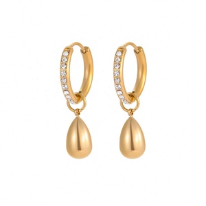 Boucles d'oreilles créoles petites en acier inoxydable plaqué or 18 carats, design géométrique tendance avec une touche de luxe et de finesse, très demandées - Product Image 1
