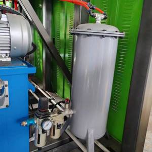 เครื่องขึ้นรูปขวดแชมพูและเครื่องสำอาง HDPE แบบเป่าลมความเร็วสูง ระบบสองสถานี พร้อมเครื่องยนต์รองรับการผลิตกึ่งอัตโนมัติ ขายดี - Product Image 2