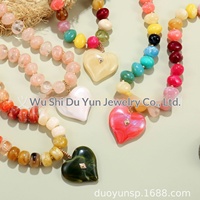 Collier ras-du-cou pour femme, style européen-américain transfrontalier, avec pendentif cœur hyperbolique et exagéré, perles en plastique colorées, fait main
