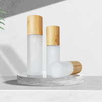 Kemasan kosmetik bambu kosong 30ml 50ml 60ml 100ml 120ml Losion kabut halus botol pompa kaca buram dengan tutup kayu bambu