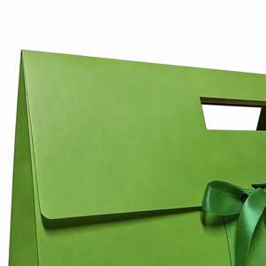 Bolsas de Papel Ecológicas Impresas Personalizadas con Asas Troqueladas y Cintas, Ideales para Empacar Perfumes, Accesorios y Regalos - Product Image 4