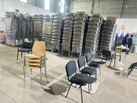 Chaise de conférence ergonomique rembourrée avec tablette d'écriture, chaise visiteur empilable à structure métallique pour réunions de bureau, formations et événements