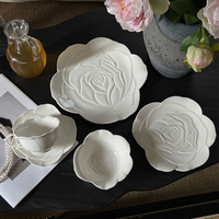 Service de vaisselle en céramique blanc pur à motif de pétales de rose en relief, comprenant tasses, soucoupes, assiettes et bols de forme irrégulière, pour la maison, les cafés et les fêtes