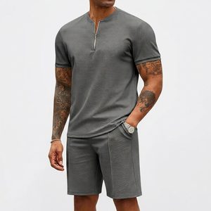 Conjunto de camiseta de manga corta y pantalones cortos de punto de secado rápido, color gris, para hombre, ropa deportiva informal de color sólido. - Product Image 1