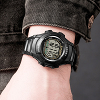 Montres de sport pour hommes Montre-bracelet étanche à écran LCD numérique Impression personnalisée Articles en vrac multifonctionnels 5ATM Lots en gros