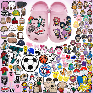 Breloques en PVC pour sabots de sport (football, baseball), personnages de dessins animés et anime, style féminin, vente en gros - Product Image 1