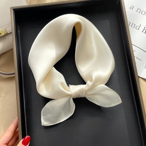 卸売ソリッドカラー女性用シルクサテンショールヒジャーブ大サイズ50*50 Twillスタイル無地女性用シルクスクエアスカーフ - Product Image 1