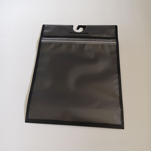 Saco Plástico Preto Stand Up com Zíper e Gancho Frontal Transparente Laminado para Embalagem de Roupas em Poliéster Mylar - Product Image 2
