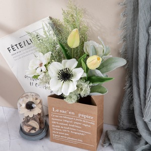 Fleurs artificielles CallaFloral, tulipes, camélias dans un sac en papier, décoration pour la maison et les mariages CF01141 - Product Image 1