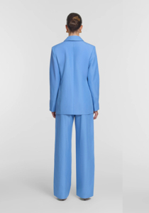 Blazer bleu ciel pour femme avec revers cranté, poches à rabat, poignets ajustés, parfait pour une tenue professionnelle de bureau - Product Image 3