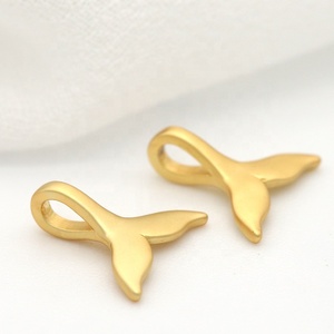 Venta al por mayor de la fábrica tonto chapado en oro 14K chapado en oro de latón de cola de pescado en forma de encanto - Product Image 5