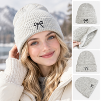 Casquette en tricot doux pour femme, style coréen, avec broderie nœud et revers, 100% acrylique, chaude et confortable, pour l'automne et l'hiver, idéale pour le quotidien, les trajets en ville et le shopping