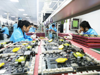 OEM keyboard mekanis gaming berkabel dan nirkabel, keyboard kustom profesional PCB 60% 100% TKL USB tipe-c bisa diisi ulang