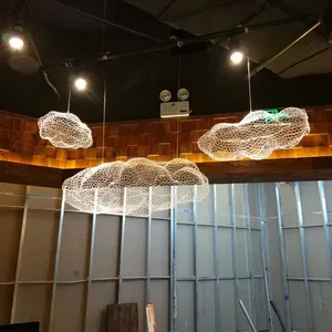 Lampe led suspendue avec un nuage flottant, design créatif moderne, luminaire décoratif d'intérieur, idéal pour un hôtel