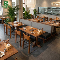 Ensemble de tables et chaises de restaurant commercial moderne personnalisable, avec plateau en pierre frittée, structure en bois et métal, et banquette de café