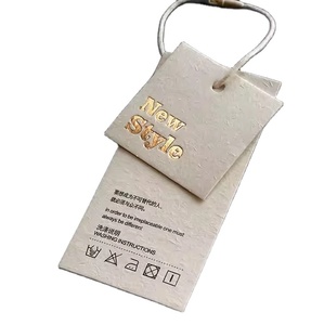 Etiqueta colgante reciclada <span class=keywords><strong>de</strong></span> cartón mate <span class=keywords><strong>de</strong></span> alta calidad, etiqueta <span class=keywords><strong>de</strong></span> papel para ropa con logotipo personalizado, diseño en relieve, función impermeable para ropa - Product Image 1
