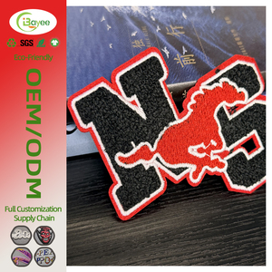 Excellente résistance à la décoloration Lettres aux couleurs vives Patchs brodés en chenille avec support thermocollant pour personnalisation de marque - Product Image 1