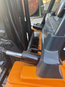 Second hand Toyot 7fd50 5 tons counterbalance lifter used H2000 diesel <b>forklift</b> great condition with triple masts - Product Image 6