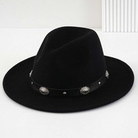 Chapeau de cowboy en feutre blanc en gros avec ceinture à clous noirs et concho argenté, style western