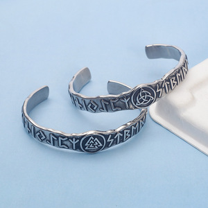 Neues Nordisches Wikinger Retro-Schriftzug Runen-Dreieck-Knoten Herren-Armband Modisches Persönliches Offenes Manschettenarmband aus Titanstahl - Product Image 4