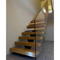 Escalier droit en bois avec balustrade en verre et poutre centrale – Design d'escalier