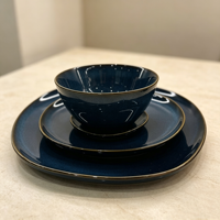 Service de table en grès réactif bleu nordique, finition mate, forme irrégulière, bordure dorée, idéal pour la maison et les cadeaux de mariage haut de gamme