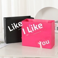 Sac cadeau en carton blanc avec ours en peluche à câliner - Style Instagram personnalisable pour les couples