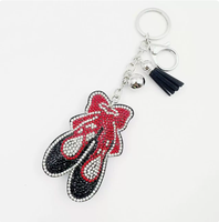 Porte-clés Best-seller avec pendentif ours mignon multicolore bleu et blanc, entièrement orné de strass et de pompons, ornement suspendu de haute qualité
