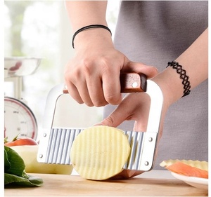 قاطع متموج من الفولاذ المقاوم للصدأ, قطاعة على الطراز الفرنسي ، أداة تقطيع الخضار ، سكين تقطيع السلطة مع شفرة خشبية - Product Image 5