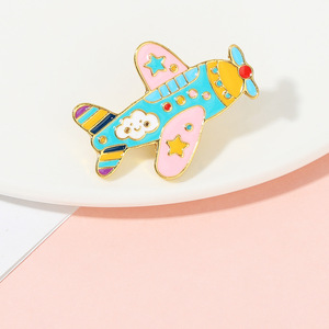 Pin de Solapa Personalizado Sin Pedido Mínimo con Diseño de Avión, Insignia Metálica de Viajes Mundiales, Broche de Esmalte para Bolsa - Product Image 1