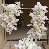 Chemin de table de mariage, chemin de table en fleurs de rose blanche, arrangement de fleurs fait à la main, centre de table pour décoration de mariage