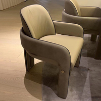Chaise de salle à manger italienne de luxe, fauteuil rembourré en similicuir et tissu avec pieds en métal pour salon, hôtel, villa, Arabie Saoudite