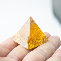 Ornements en résine en forme de pyramide avec gravier de cristal naturel en gros : artisanat en cristal d'améthyste, de quartz rose et de citrine