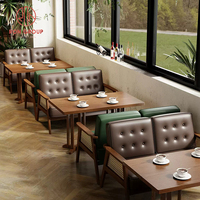Ensemble de mobilier de restaurant moderne commercial avec chaises brunes, banquette et tables carrées en bois pour café