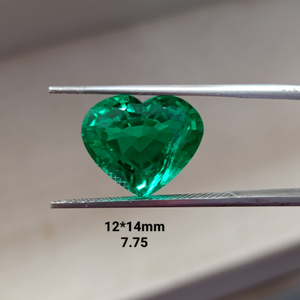 Pierre précieuse verte de laboratoire brillante, taille cœur, pierre brute, haute clarté, forme personnalisée, qualité supérieure pour la fabrication de bijoux faits à la main - Product Image 1