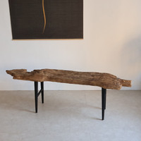 Table basse en racine d'arbre naturelle unique et durable de style Wabi-Sabi, faite à la main, irrégulière, avec pieds en métal