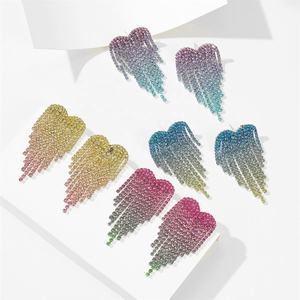 Boucles d'oreilles pendantes tendance en forme de cœur avec dégradé de couleurs, entièrement serties de diamants et de pampilles, en argent plaqué, ornées de strass, pour femme – Meilleure vente pour mariage - Product Image 6