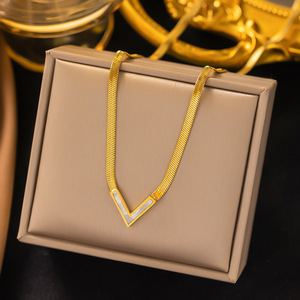 Collier pour femme en acier inoxydable plaqué or 18 carats avec pendentif cœur, chaîne polyvalente, étanche et inaltérable – Meilleure vente - Product Image 1