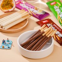 Bâtonnets de biscuits enrobés de chocolat et de fruits, emballés individuellement, saveurs variées, fournis en gros par l'usine