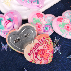 Tùy Chỉnh Thực Hiện Hình Trái Tim Kim Loại <span class=keywords><strong>Pins</strong></span> Nút Phù Hiệu Với An Toàn <span class=keywords><strong>Pins</strong></span> Tùy Chỉnh Phim Hoạt Hình Sang Trọng Tinplate Huy Hiệu Nhà Sản Xuất - Product Image 2