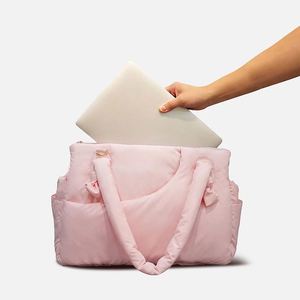 Sac fourre-tout matelassé personnalisé pour pickleball avec logo, en nylon imperméable, design matelassé, multi-compartiments, poche sèche/humide, sac à bandoulière/porté épaule - Product Image 4